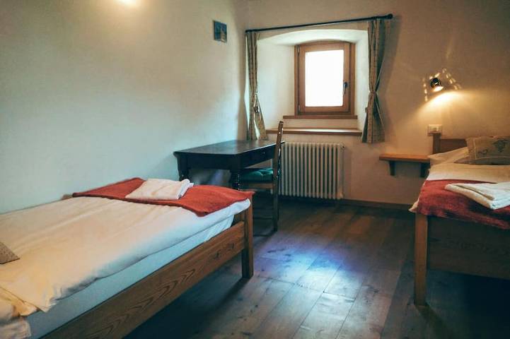 Gîte pour 5 personnes, avec sauna et jardin ainsi que piscine et balcon dans Roisan