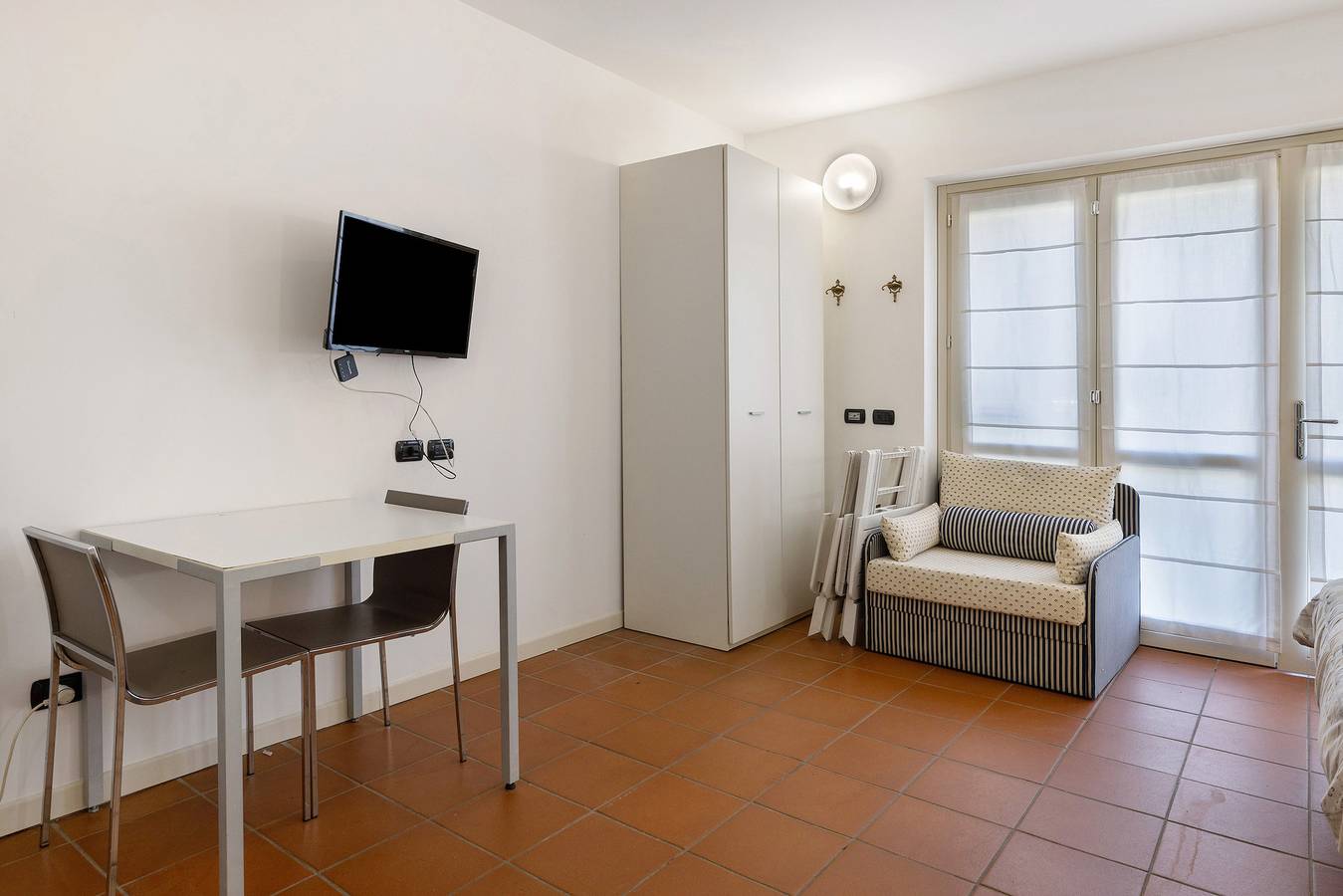 Gehele studio, Studio Appartement 'Dimora Il Feudo Apt 2' met Gedeeld Zwembad, Wifi en Airconditioning in Asti (Gemeente), Provincie Asti