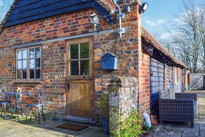 Cottage for 2 people, with garden, with pets in Buckinghamshire