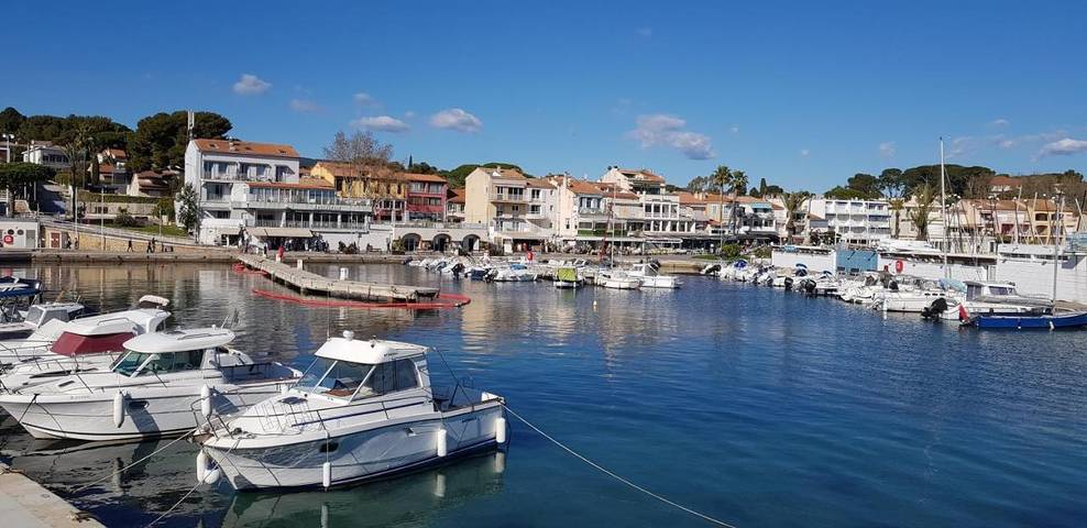 Gîte pour 4 personnes, avec balcon, adapté aux familles dans Office De Tourisme De Saint Cyr Sur Mer