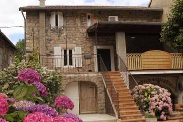 Gîte pour 6 personnes, avec vue et terrasse à Meyras