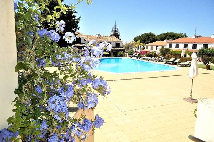 Chalet für 6 Personen, mit Terrasse und Garten sowie Pool, mit Haustier an der Algarve