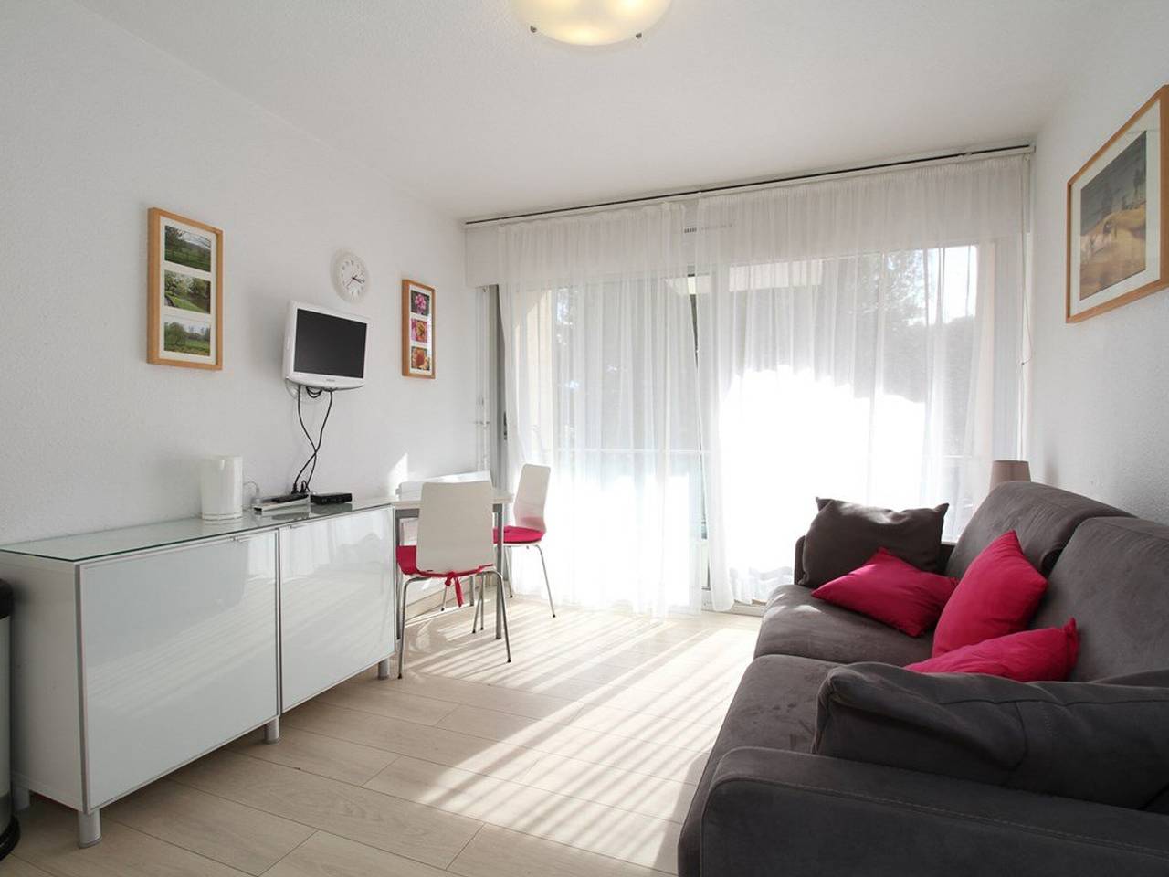 Studio entier, Studio Cosy avec Terrasse, Clim, Wifi et Parking, Proche Centre et Plage in Balaruc-les-Bains, Côte méditerranéenne (France)