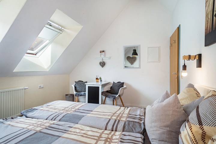 Ganze Wohnung, 'Zimmer 2', gemütliches, helles Doppelzimmer mit Dachschräge in Ravensburg, Region Bodensee-Oberschwaben