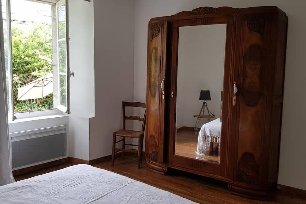 Appartement entier, Le Petit Monrepos, location avec Jardin et jacuzzi nordique, 5 minutes de Laruns in Bielle (Pyrénées-Atlantiques), Béarn