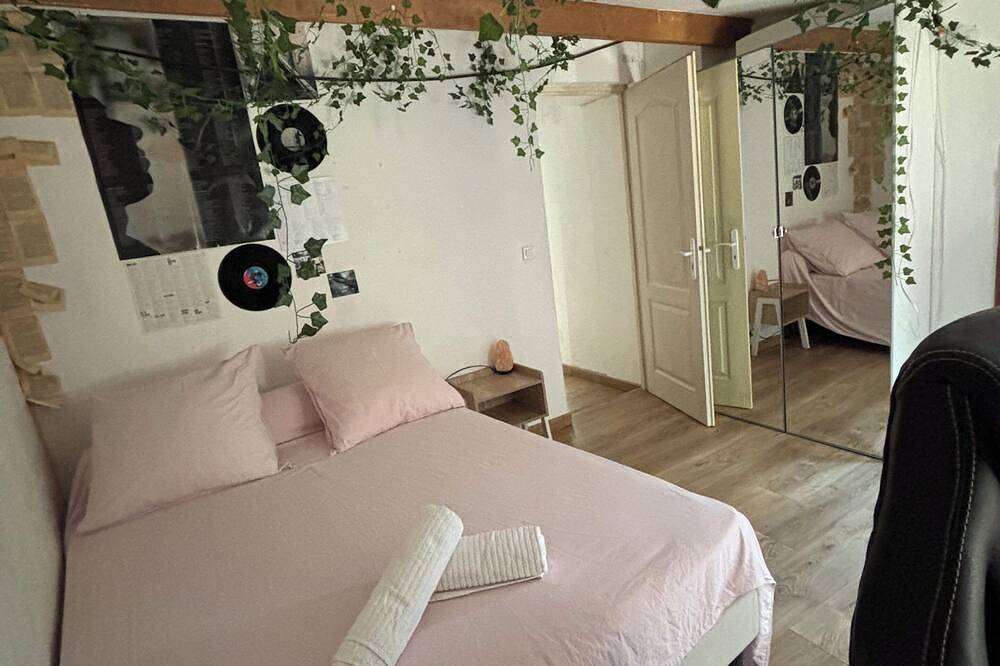 Near Aix en Provence - Architect-designed house with century-old oak tree in Fuveau, Aix-en-Provence und Umgebung