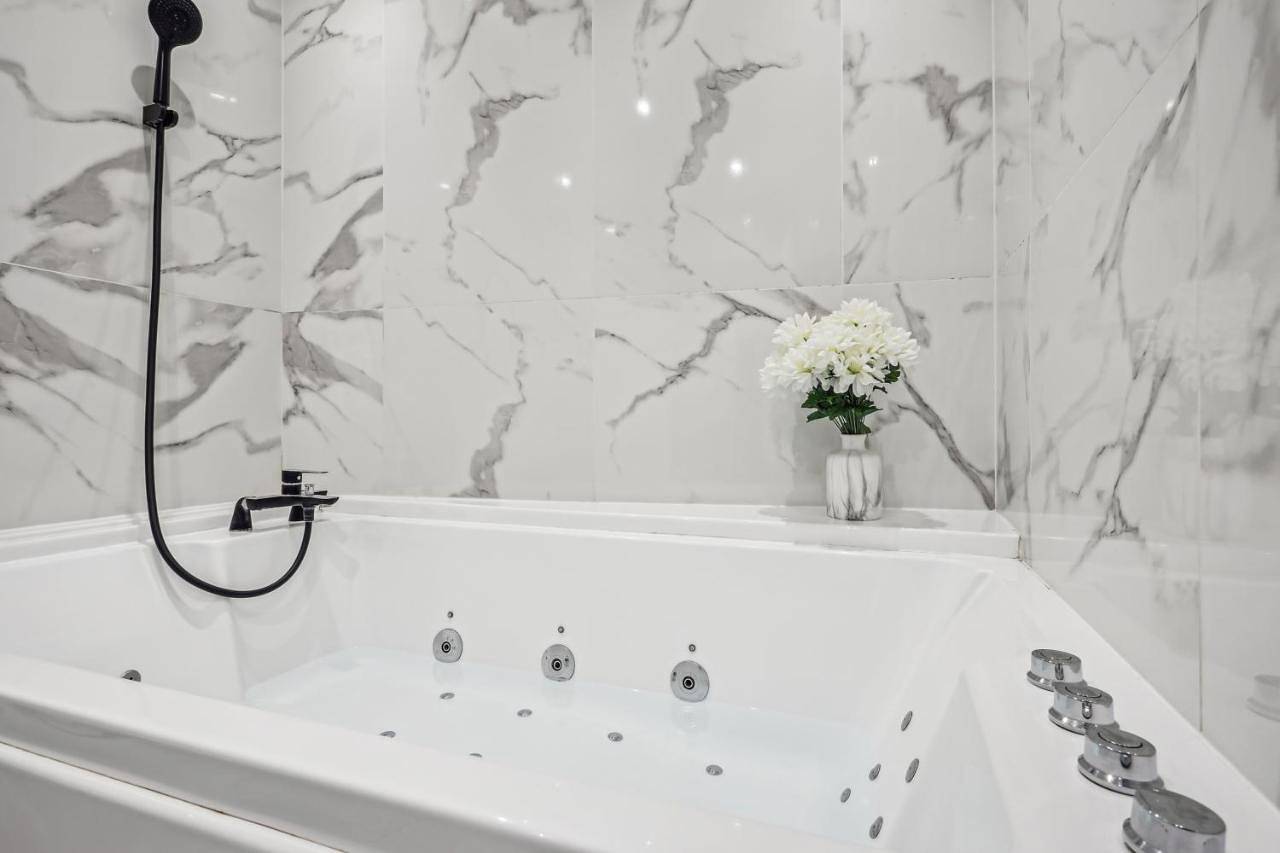 Appartement entier, Studio avec jacuzzi & vue sur le parc Soubiran in Dammarie-les-Lys, Seine-et-Marne