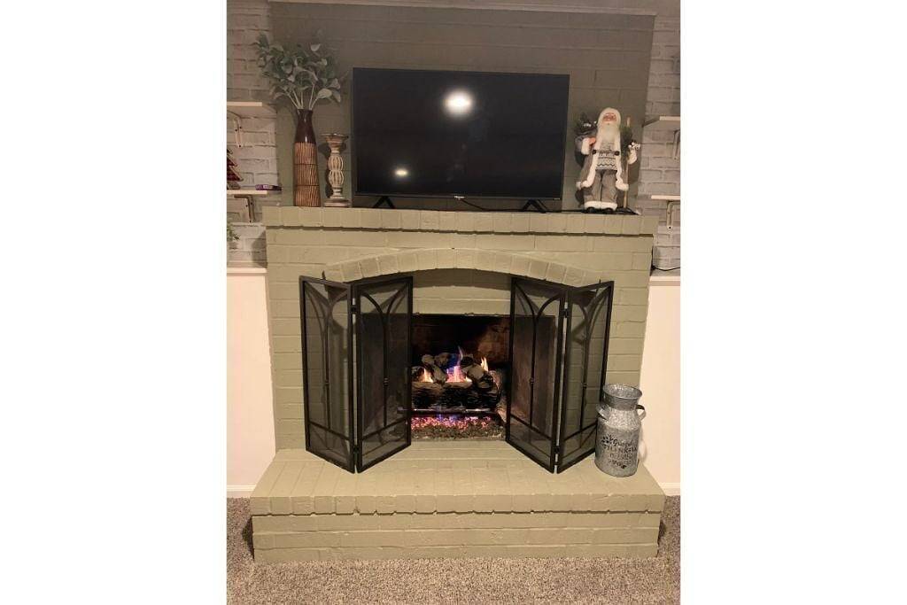 Cozy Guest Suite with Fireplace & Private Entrance in Grandview, Missouri