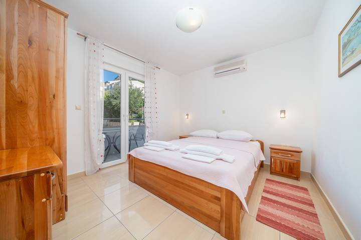 Ferienwohnung für 4 Personen, mit Balkon/Terrasse in Baska Voda