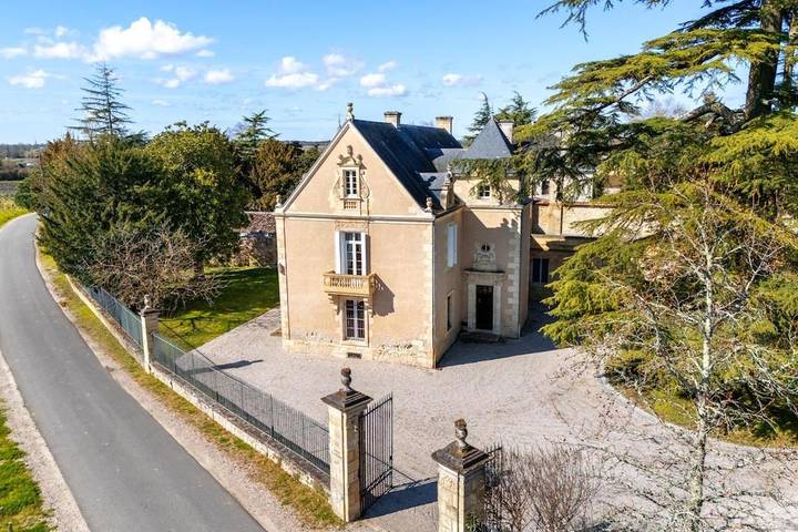 Location de vacances pour 12 personnes, avec Balcon ainsi que Terrasse et Vue à Saint-Estèphe