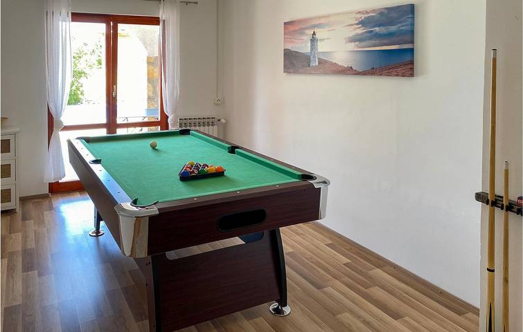 Gemütliche 119 m² große Wohnung mit Pool, WLAN und Parkplatz, 2,5 km vom Strand entfernt in Jablanac, Naturpark Velebit