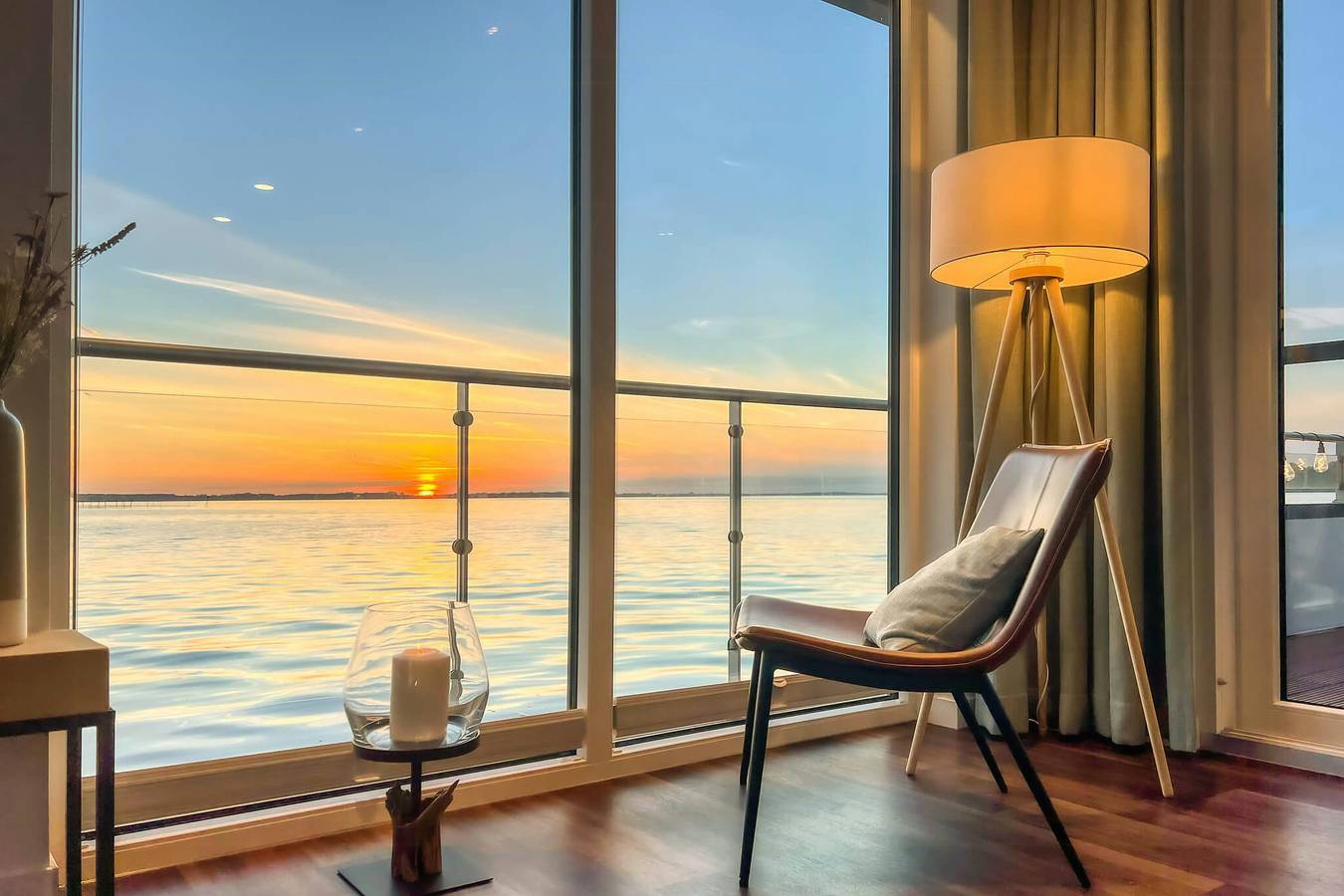 Großes Hausboot mit Dachterrasse an der Ostsee in Ribnitz, Ribnitz-Damgarten