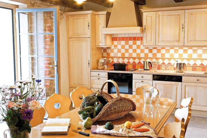 Gîte pour 10 personnes, avec Jacuzzi et Terrasse ainsi que Jardin et Piscine