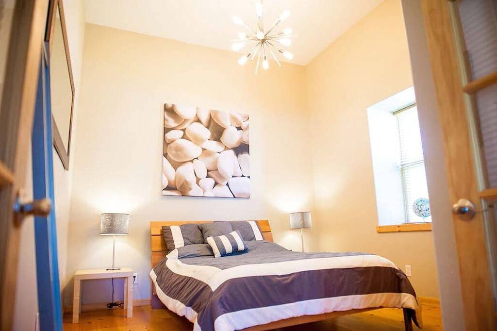 * Best Location on the Wine Trail! * Hiking Trail 1 min away * Wi-Fi * in Alto Pass, Union County (IL)