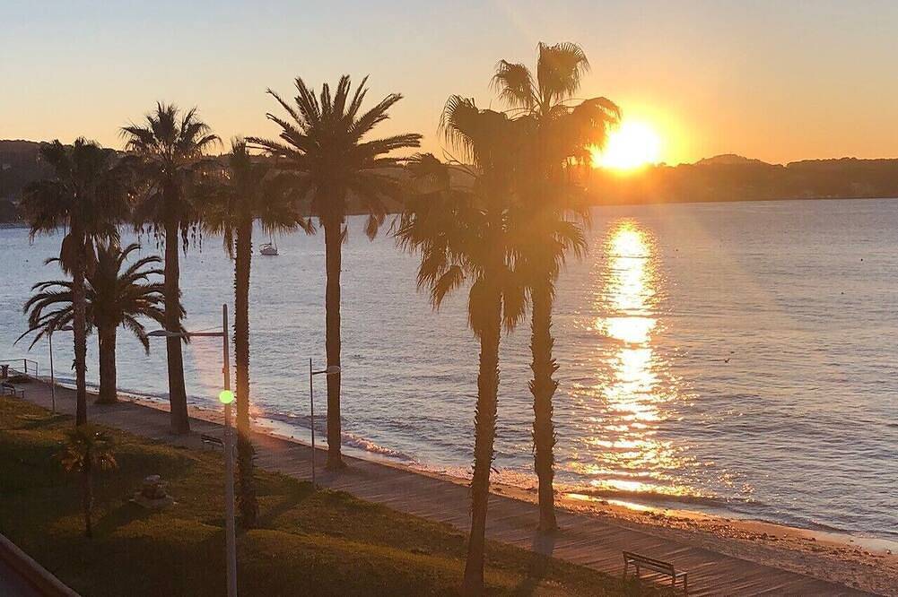 Ganze Wohnung, 4-Zimmerwohnung 90 m² + Terrasse 17 m². Direkt am Meer, Panoramablick auf das Meer in Bandol, Mittelmeerküste (Frankreich)