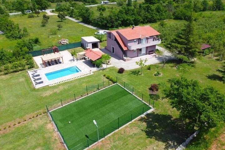 Ferienhaus für 9 Personen, mit Balkon und Garten