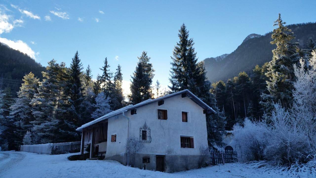 Alte typische Engadinermühle in Sent, Unterengadin