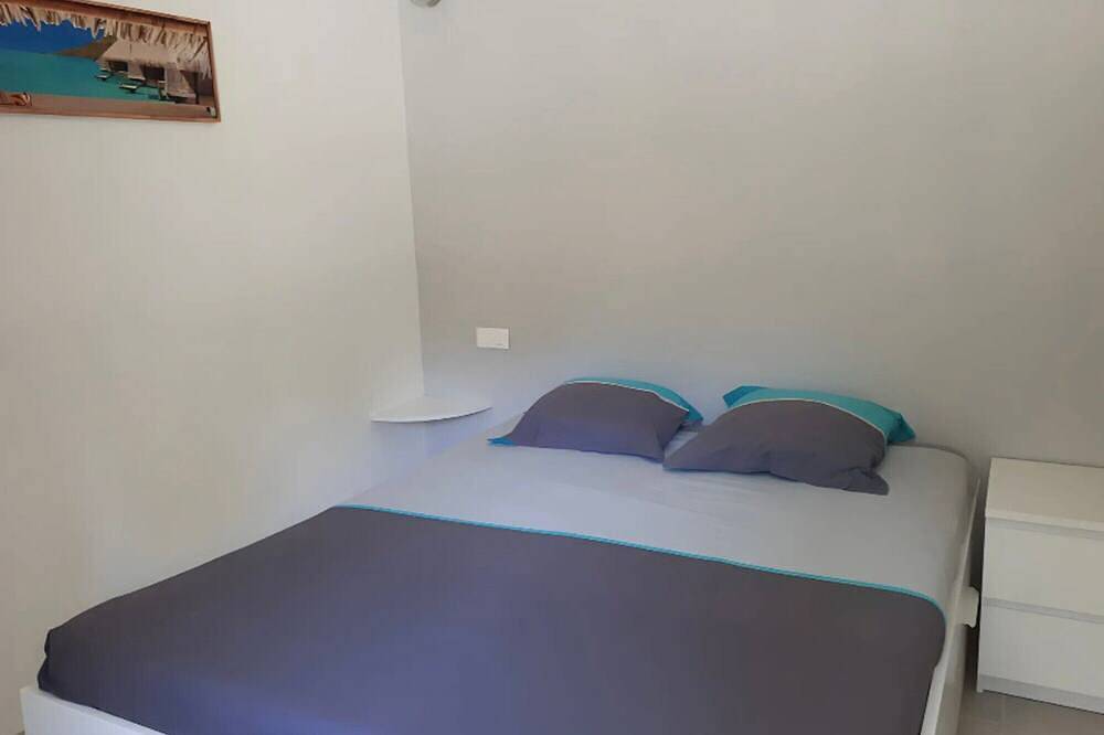 Entire apartment, Gîte 'Mas La Mounine - Du Bas' with Private Garden, Wi-Fi and Air Conditioning in Orgon, Arles region