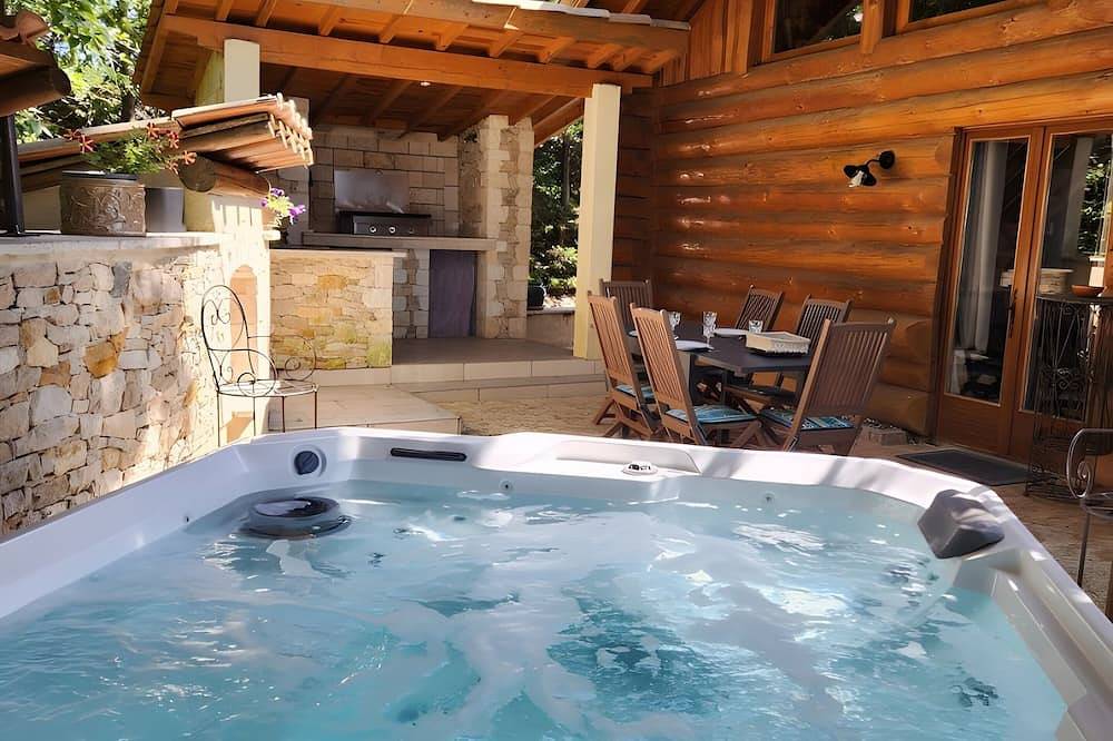 Chalet de rêve en rondins avec spa et cuisine d'été in Montmurat, Région d'Aurillac