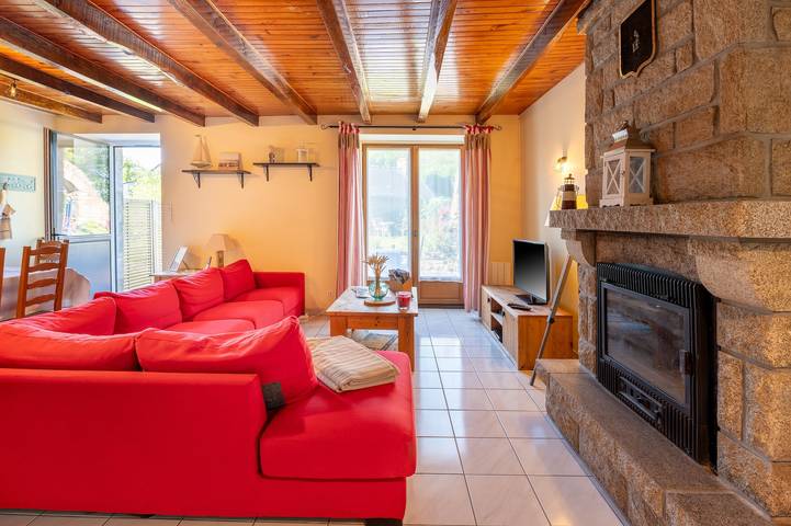 Cottage 'Domaine De Lestroué - Belle-île' with Shared Pool, Private Terrace and Wi-Fi in La Vraie-Croix, Vannes region