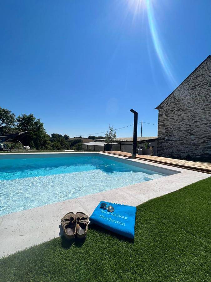 Gîte pour 2 personnes, avec Terrasse et Jardin ainsi que Piscine et Vue à Durenque