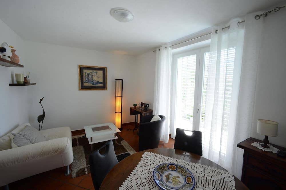 Wonderful 2 bedroom house, private pool, stunning mountain views, Wifi! in Villa Collemandina, Garfagnana
