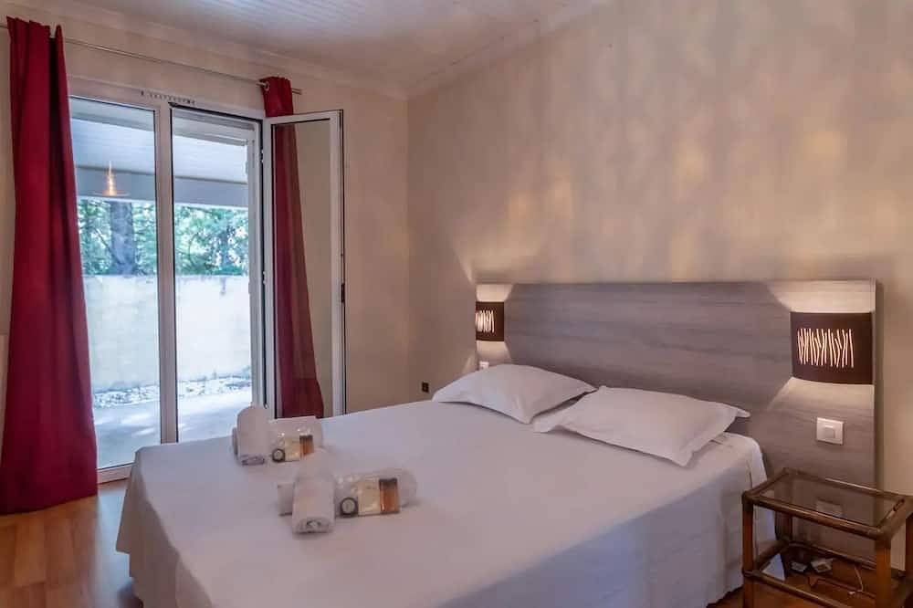 Provencal house with swimming pool in the heart of the Comtat Venaissin Velleron in Velleron, Vaucluse