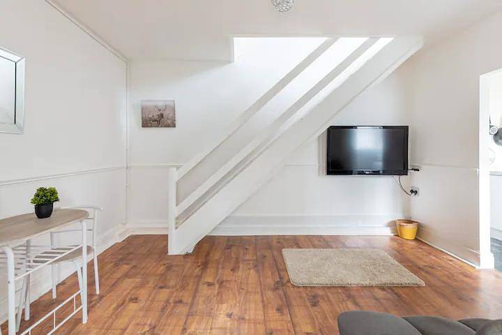 Entire holiday apartment, Cheerful Maisonette in the heart of Orrell Park in Liverpool, Merseyside