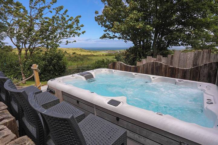 Cottage for 11 people, with Hot tub and Garden on the Isle of Anglesey