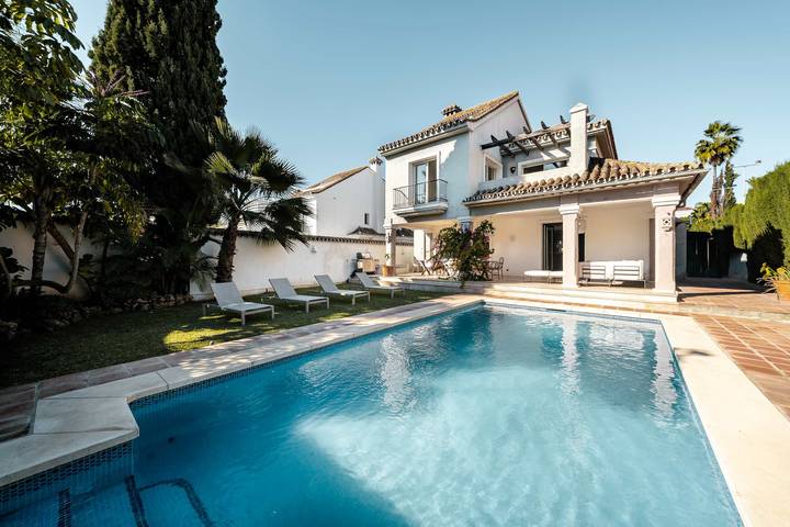 Cheap villa for 10 people, with pool and garden, child-friendly in Marbella