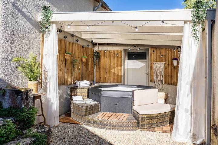 Location de vacances pour 10 personnes, avec Balcon ainsi que Jacuzzi et Jardin en Indre-et-Loire