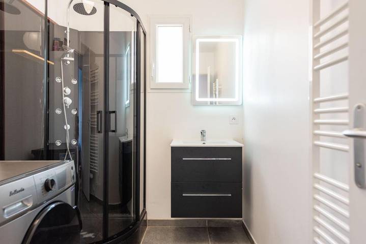 Location de vacances pour 10 personnes, avec terrasse ainsi que piscine et vue à Sainte-Anastasie-sur-Issole