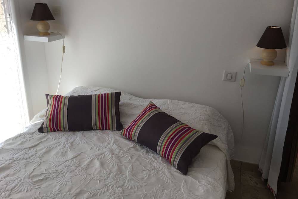 Bonita casa de campo con piscina climatizada ubicada en Cavaillon, magnífica vista, 2/4 personas in Cavaillon, Parque natural regional del Luberon