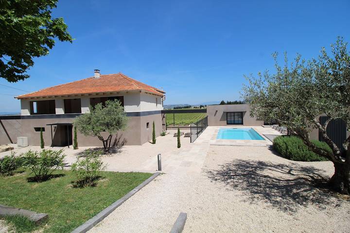 Gîte pour 9 personnes, avec jardin ainsi que piscine et terrasse, animaux acceptés