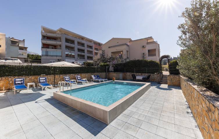 Ganze Ferienwohnung, Gemütliche 1-Zimmer-Wohnung mit Pool in Makarska, 600 m von der Küste entfernt in Makarska, Makarska Riviera