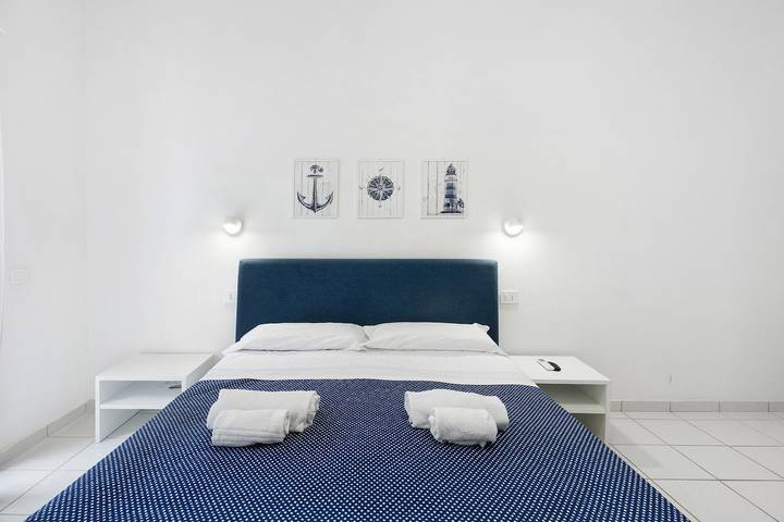 La Vesuviana – Superior Room 3 with Balcony, Wi-Fi, and Air Conditioning in Castellammare di Stabia, Sorrento Coast