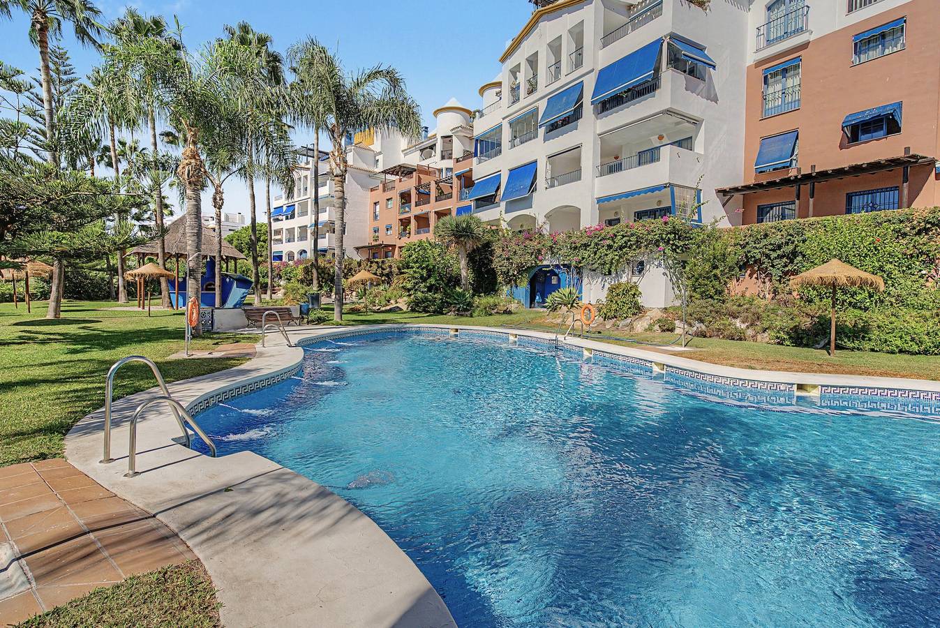 Apartamento inteiro, Apartamento 'Casa Soledad' com Vista Mar, Piscina Partilhada e Wi-Fi in Curumbico, Almuñécar