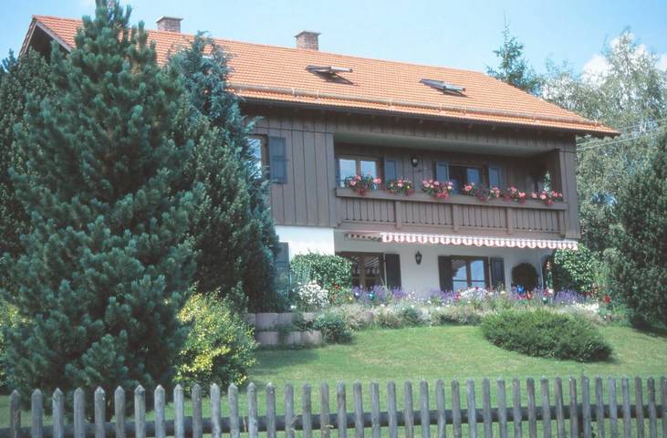 Ferienwohnung für 4 Personen, mit Terrasse und Garten sowie Seeblick und Ausblick