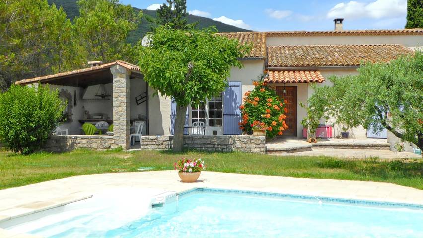 Location de vacances pour 6 personnes, avec jardin et piscine à Pompignan