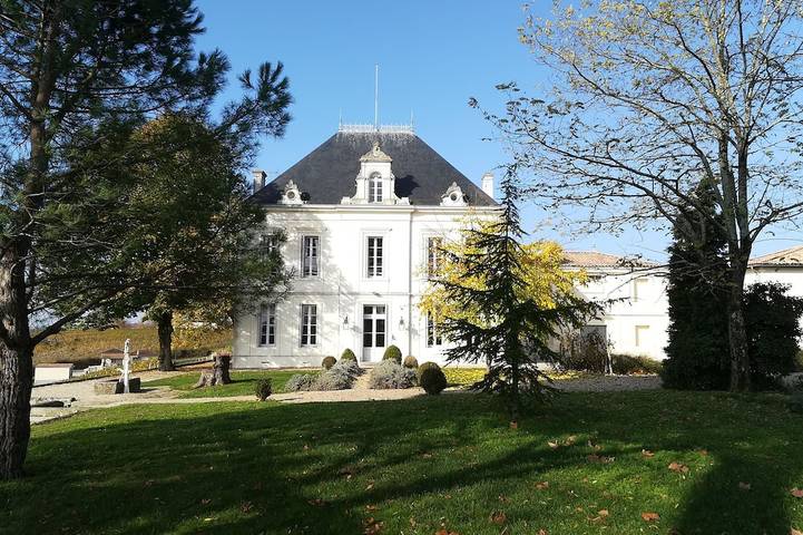 Gîte pour 12 personnes, avec jardin à Néac