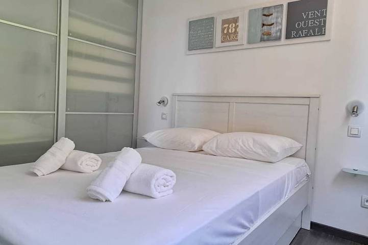 Apartamento entero, Close Sea - Terrace with Sea View, AC and Parking - Benakey in Cannes La Bocca, Cannes
