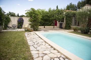 Location de vacances pour 9 personnes, avec jardin et terrasse à Pujaut