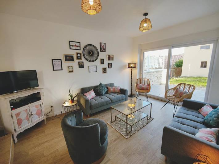 Gîte pour 8 personnes, avec Terrasse et Jardin dans Courthiézy