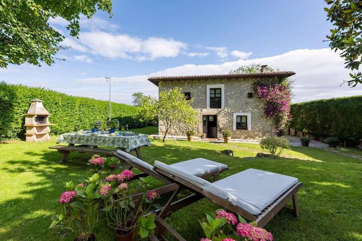 Casa rural para 8 personas, con balcón además de vistas y jardín, Familias con niños en Hontoria