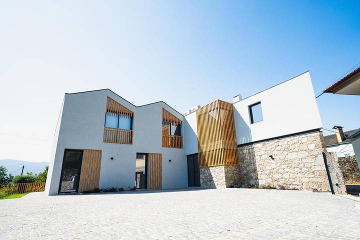 Location de vacances pour 6 personnes, avec Balcon et Jacuzzi ainsi que Terrasse et Jardin dans Refóios do Lima