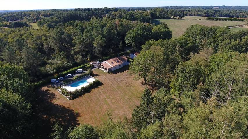 Gîte pour 5 personnes, avec piscine et terrasse ainsi que jardin et vue sur le lac