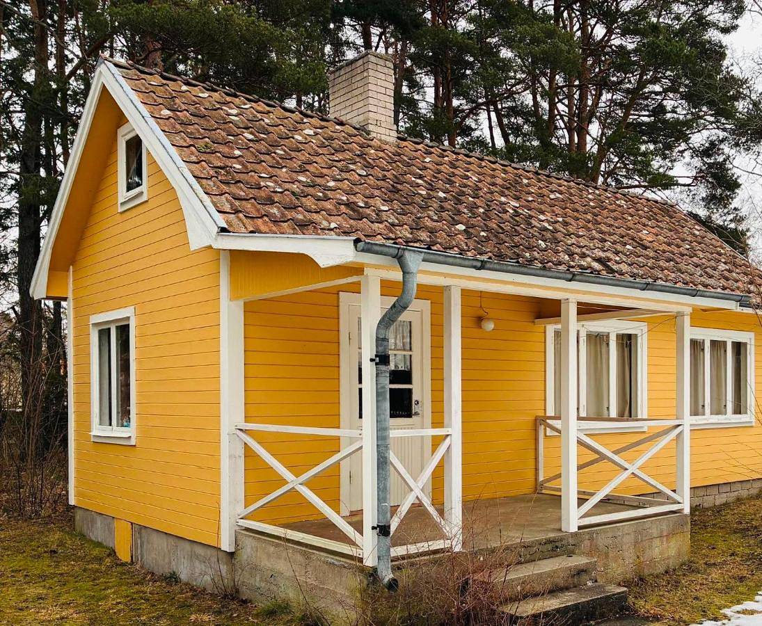 Cozy Gotland cottage low price next to Tofta beach in Tofta, Gotland