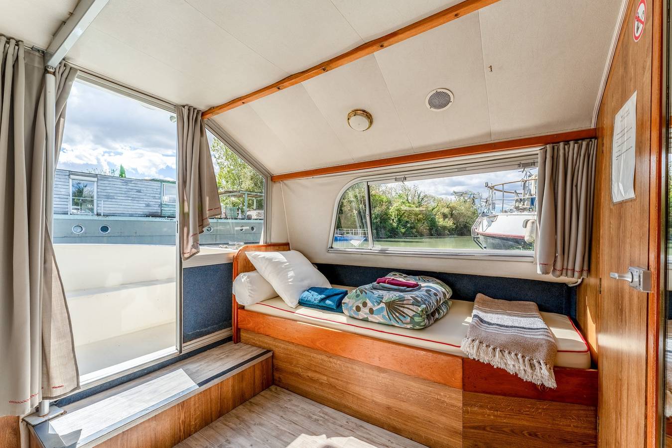 Bateau 'Pénichette Odyssey Croisières' avec vue sur le lac, terrasse privée et climatisation in Bellegarde, Région de Nîmes