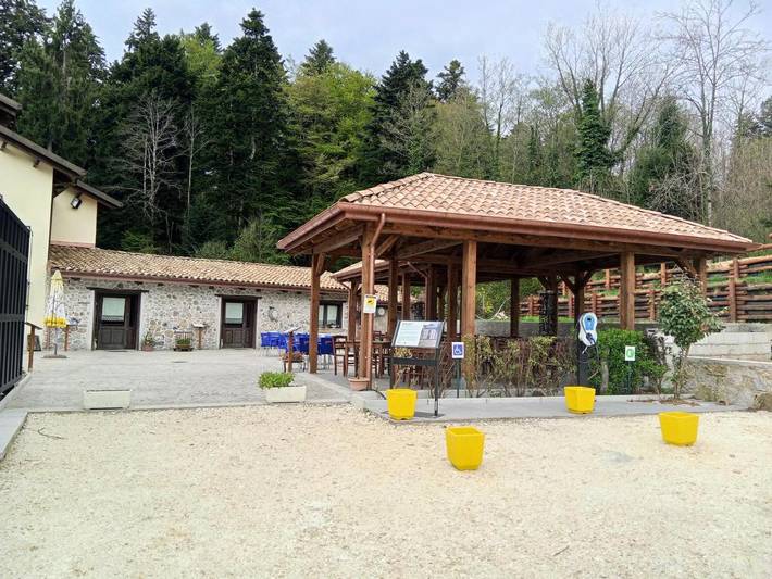 Location de vacances pour 4 personnes, avec Balcon et Terrasse ainsi que Jardin et Vue sur le lac à Serra San Bruno