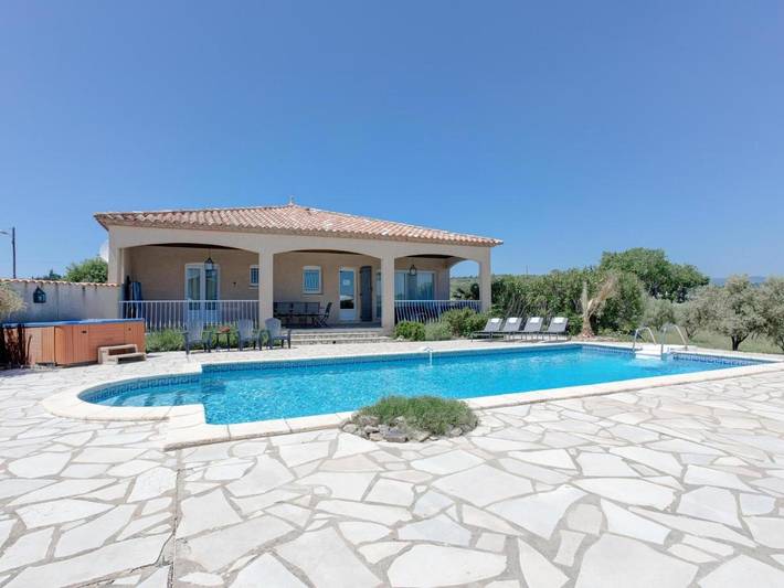 Location de vacances pour 10 personnes, avec piscine ainsi que terrasse et jardin, animaux acceptés à Aigne